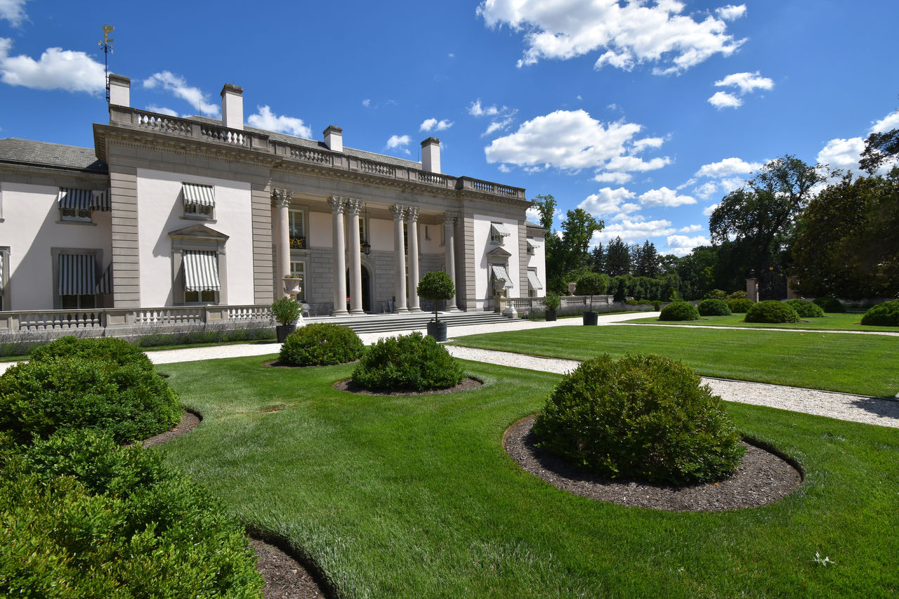 Front angle of the Nemours Estate.